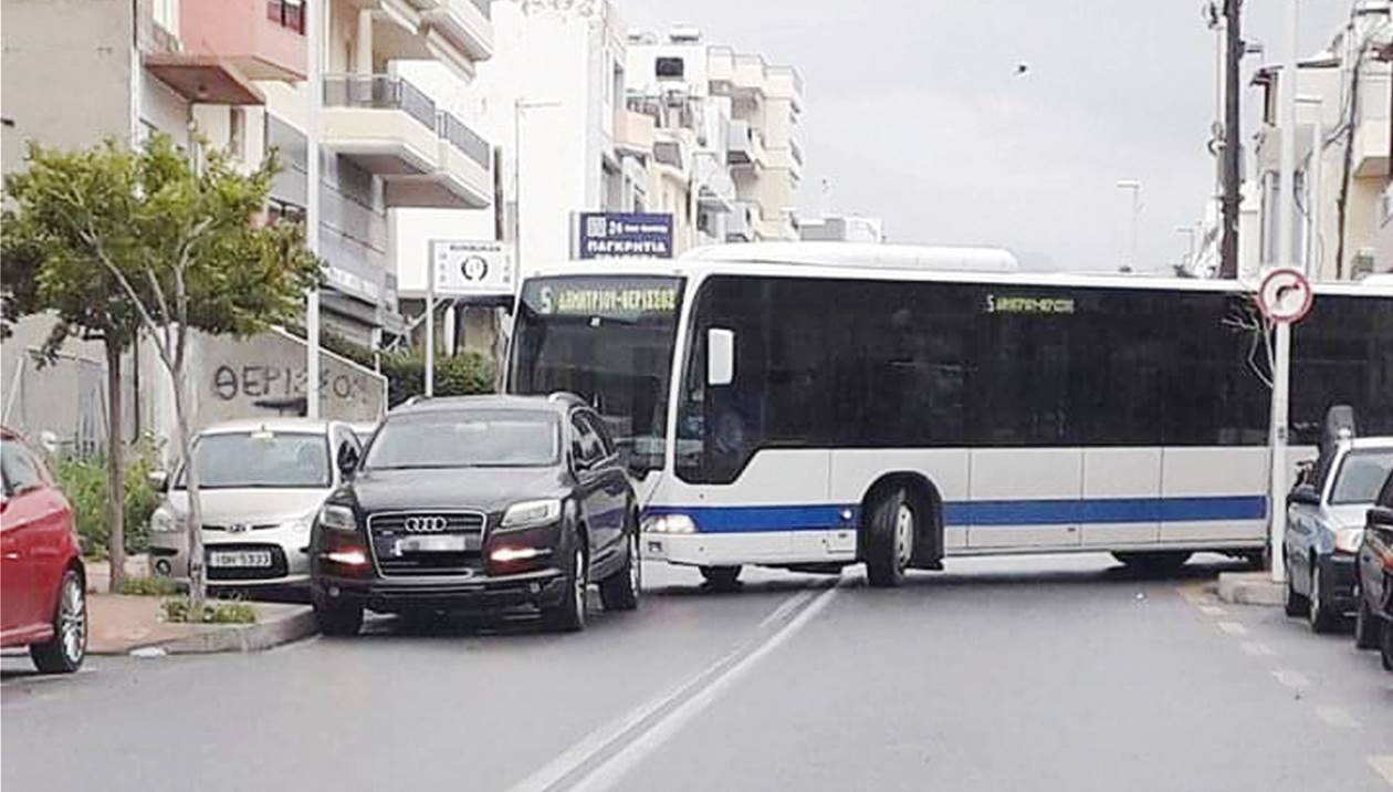 Στην... αναμονή το λεωφορείο εξαιτίας οδηγού που πάρκαρε φαρδιά - πλατιά