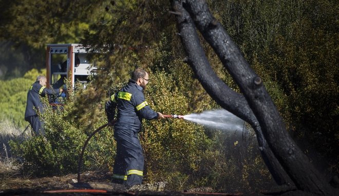 Οι δύσκολες στιγμές της κατάσβεσης της πυρκαγιάς στο εργοστάσιο ανακύκλωσης χαρτιού