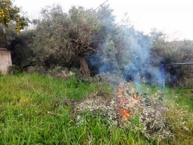 Ηράκλειο: Του ξέφυγε η φωτιά ενώ έκαιγε τα κλαδιά 