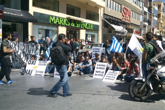 Καθιστική διαμαρτυρία Κύπριων φοιτητών έξω από το Γερμανικό προξενείο στο Ηράκλειο! (pics)