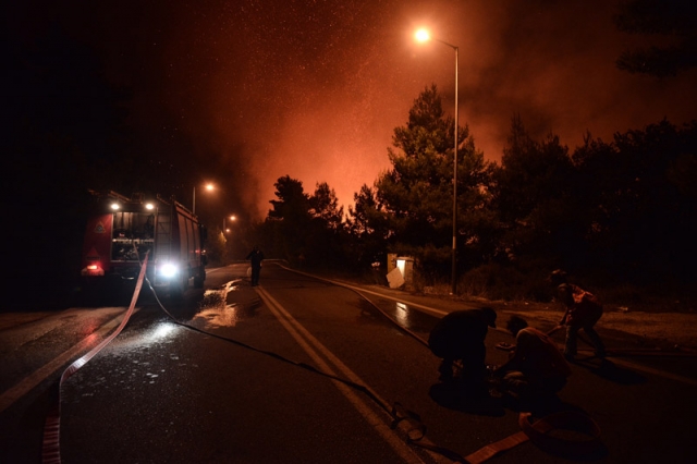 Κρήτη: Συνεχίζεται η μάχη των πυροσβεστών στα πύρινα μέτωπα