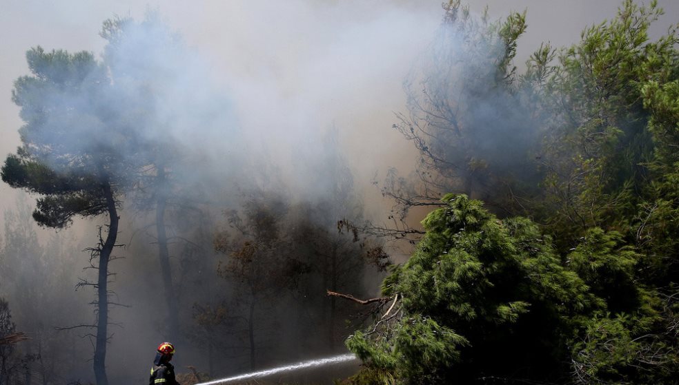 Σε τρία μέτωπα μαίνεται η πυρκαγιά στον Πλατανιά