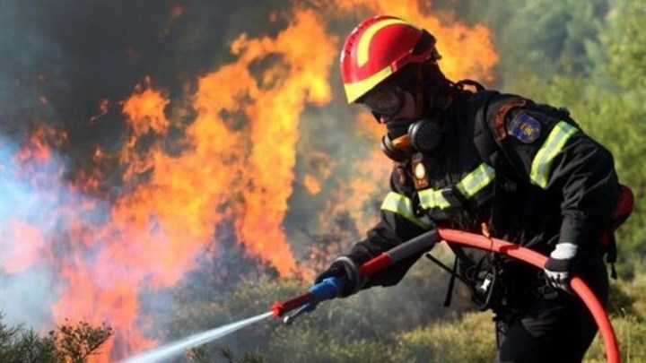 Κρήτη: Έτσι μπαίνουν οι πυρκαγιές - Ανεύθυνοι καίνε κλαδιά με τον καύσωνα (φωτογραφίες)