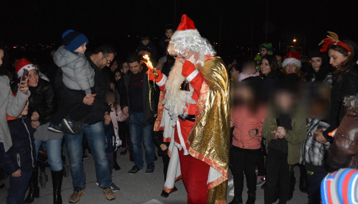  Ο Άη Βασίλης έφτασε με... καϊκι στη Σούδα (βίντεο - φωτο)