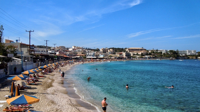 Πρωτομαγιά με δωρεάν ξαπλώστρες και ομπρέλες στην Αγία Πελαγία