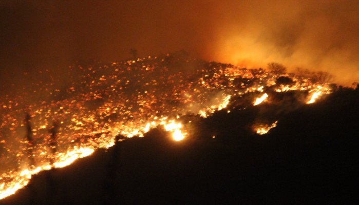 Υπό μερικό έλεγχο η φωτιά στον Αποκόρωνα - Σε ύφεση στον Κακόπετρο