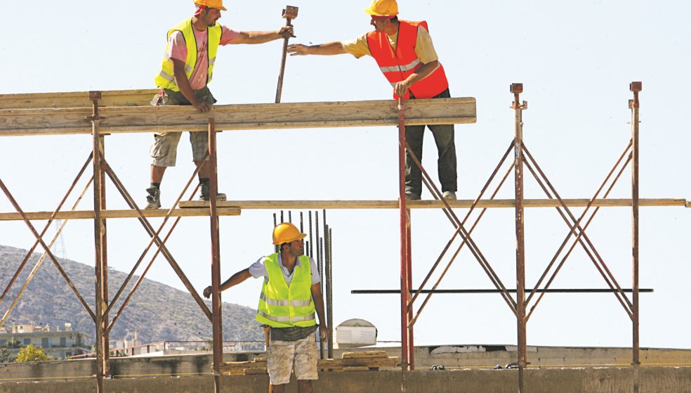 Καταγγελίες για... συμφωνίες κάτω από το τραπέζι - Υπογράφουν αλλά πληρώνονται με «μαύρα»