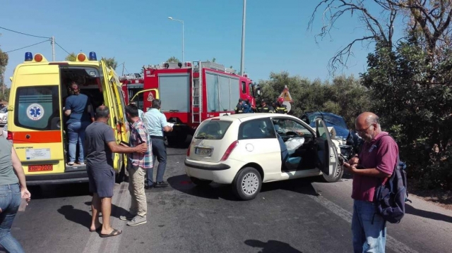 Σοβαρό τροχαίο - "Σμπαράλια" τα αυτοκίνητα (φωτογραφίες)