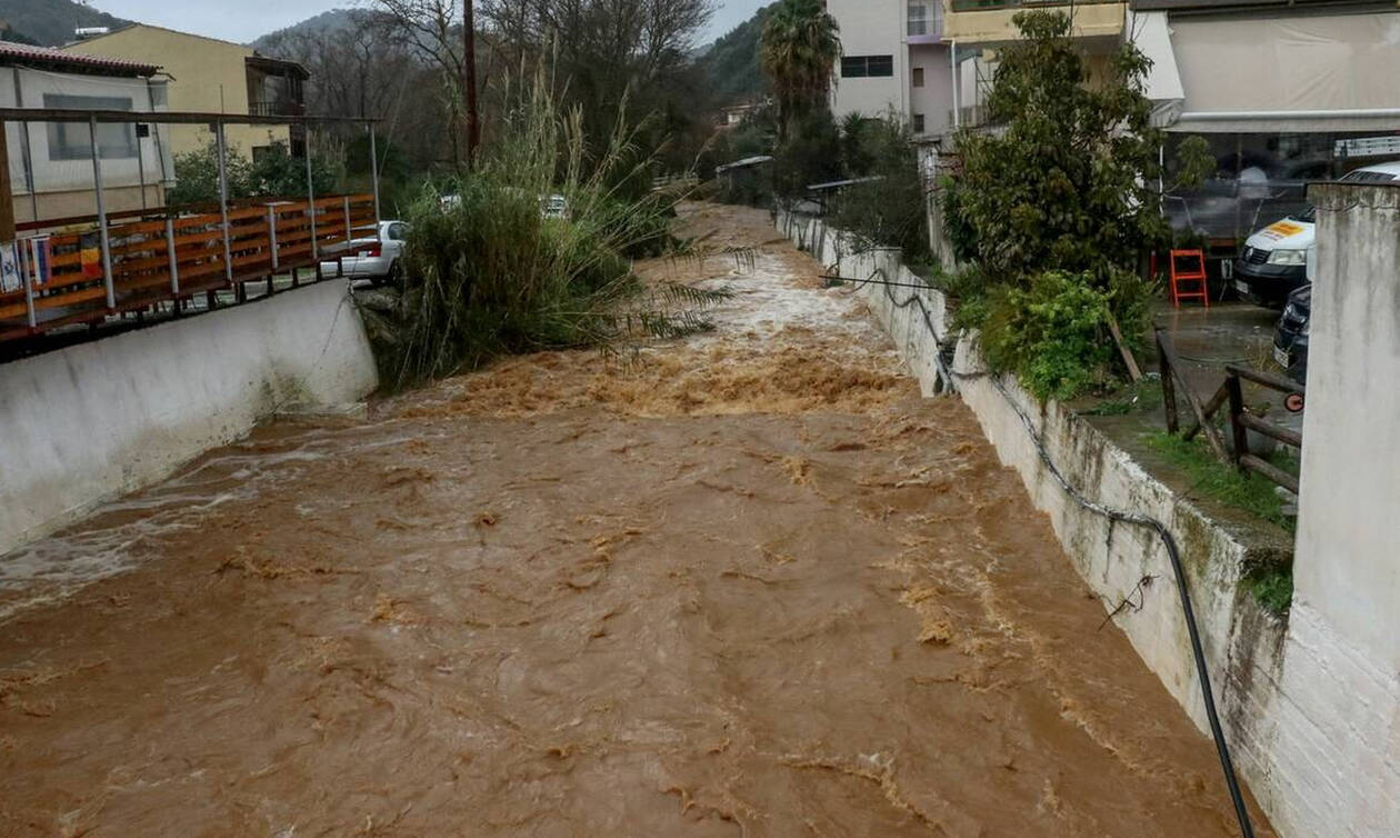 Εγκλωβισμένα 10 άτομα μέσα στα οχήματά τους