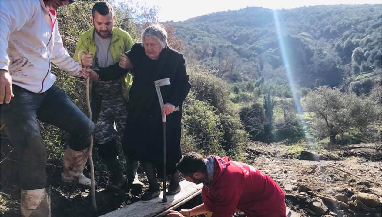 Διάσωση που συγκλονίζει: Έσωσαν εγκλωβισμένη γιαγιά από το... χάος