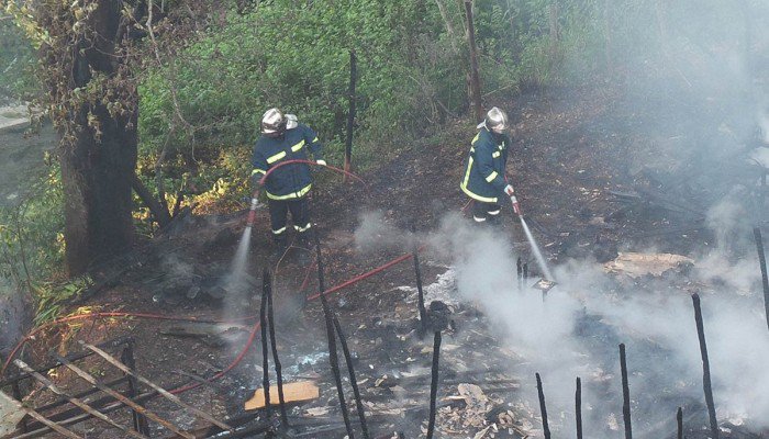 Καλύβα τυλίχτηκε στις φλόγες στις Στέρνες Ακρωτηρίου στα Χανιά