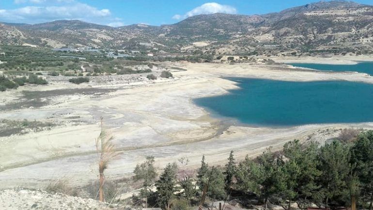 Παρ' ολίγον να μπλοκάρουν το νερό του Αποσελέμη... λόγω χρεών !