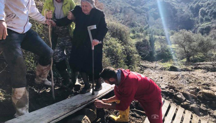 Χανιά: Εθελοντική ομάδα βρήκε γιαγιά να περιπλανιέται σε χαλάσματα (φωτο+βιντεο)