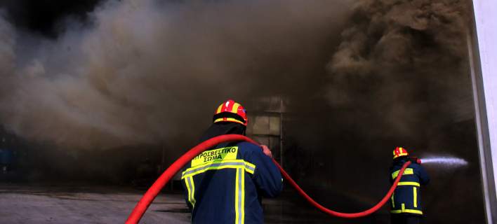 Στις… φλόγες συνεργείο αυτοκινήτων