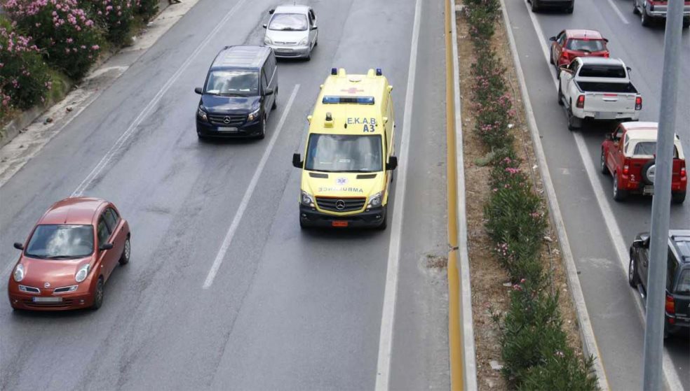 Συγκρούστηκαν αυτοκίνητα - Διακόπηκε η κυκλοφορία στην εθνική οδό 